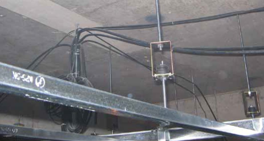 防振吊り金具（吊り型防振ゴム）によって天井を支えている事例