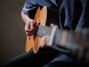 アコースティックギターを弾く男性
